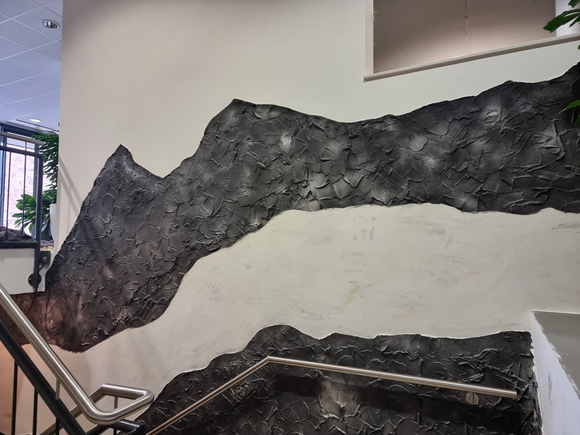 Projekt Unter Tage – fertige Wand mit Bergwerks-Optik in Weiß und Anthrazit