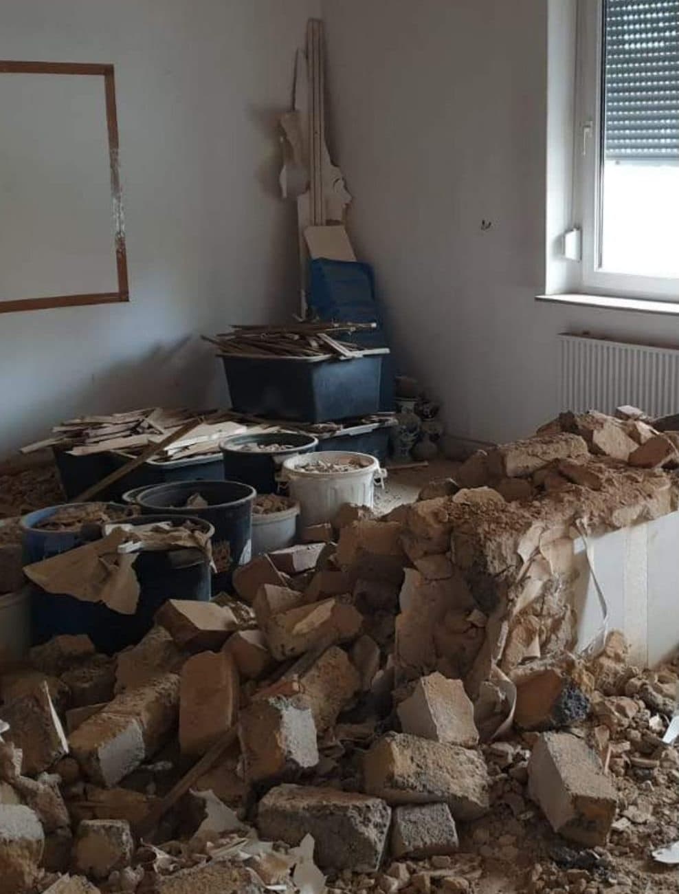 Vorher: Raum im Rohbau mit Bauschutt